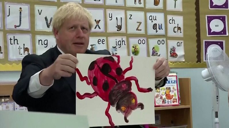 Britský premiér si kreslil s dětmi ve škole. Povedla se mu beruška